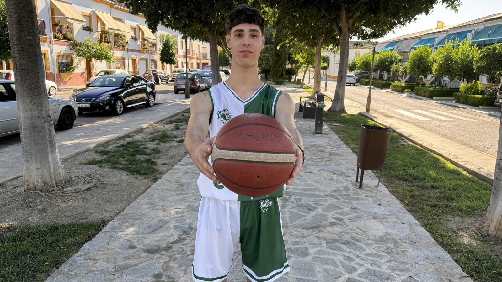Guille del Pino posa con la elástica del Coto Córdoba. Guille del Pino posa con la elástica del Coto Córdoba.