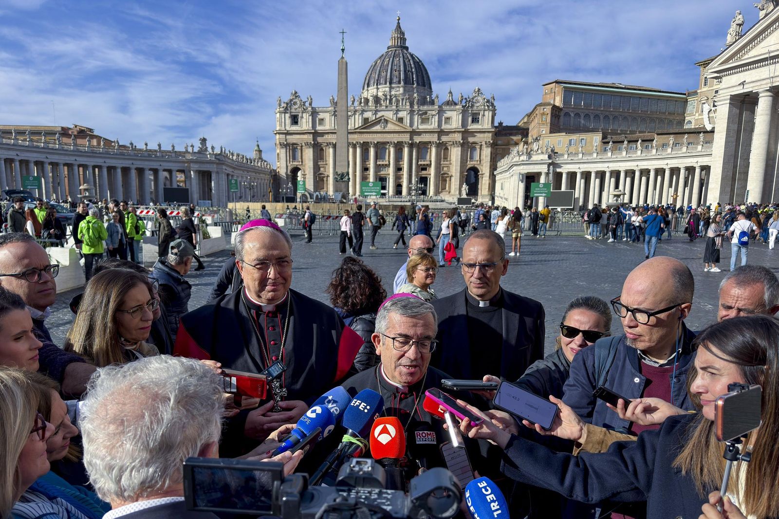 El presidente de la Conferencia Episcopal Española, Luis Argüello, en la Plaza de San Pedro de Ciudad del Vaticano en una imagen reciente.