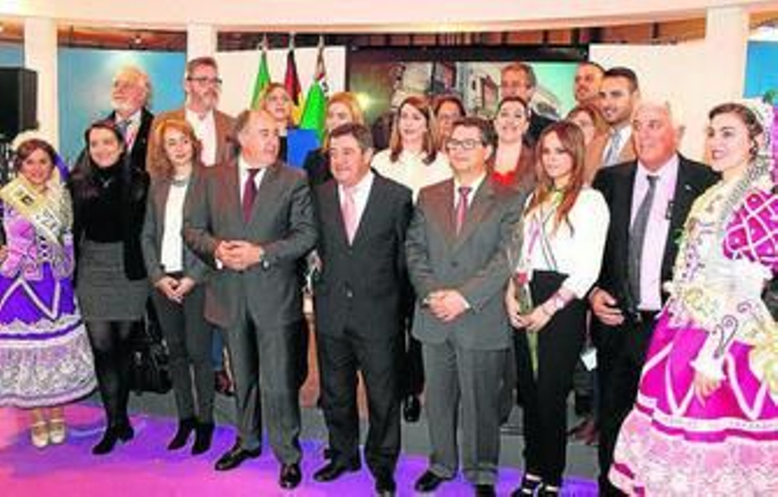 Imagen de grupo de los representantes de los tres municipios, ayer en Fitur.