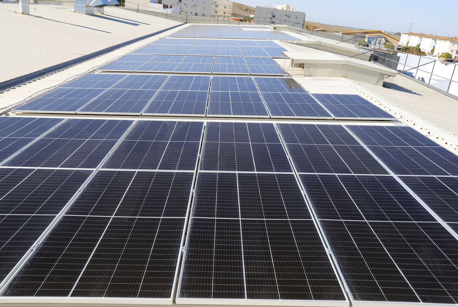 Imágenes de las mejoras del Mercadona de La Palma del Condado para el ahorro energético