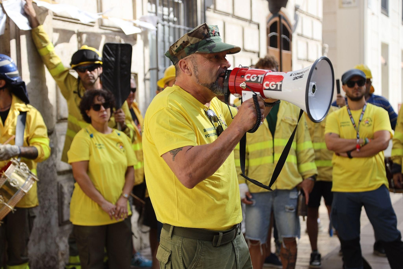La protesta de los bomberos forestales del Infoca en Málaga, en imágenes