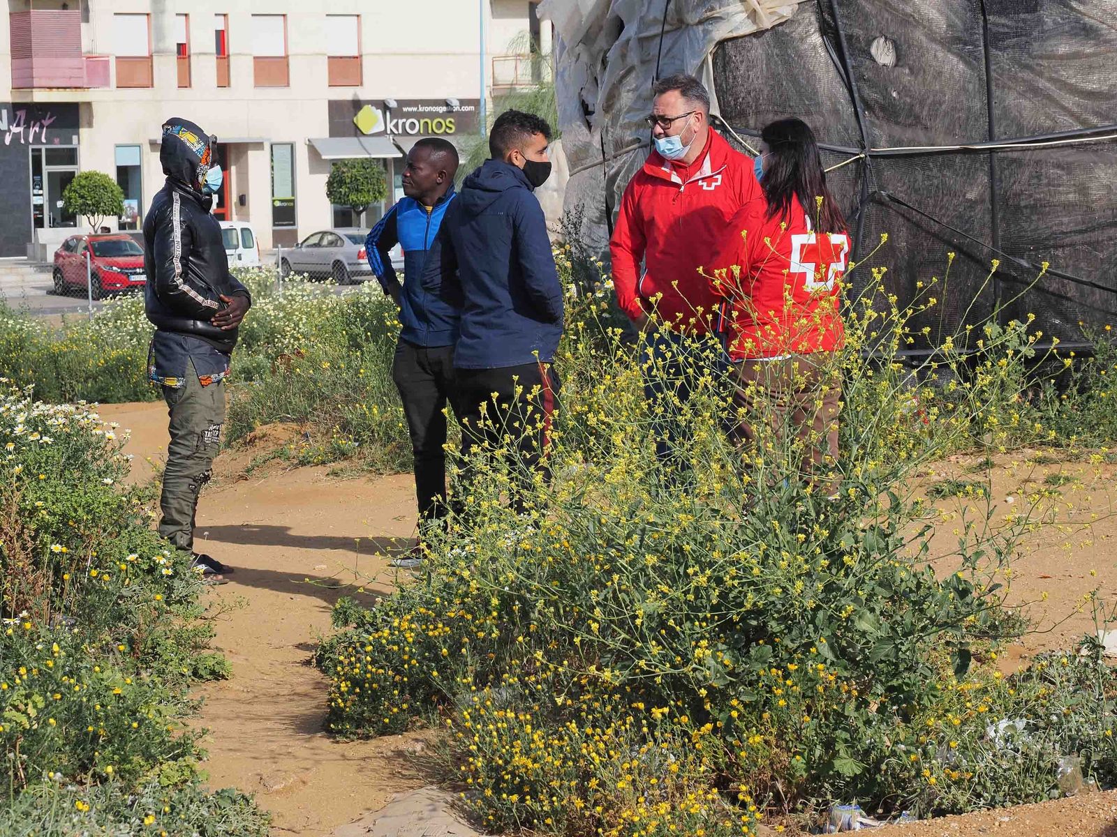 Imágenes del incendio que costó la vida a una persona en una chabola en Lepe