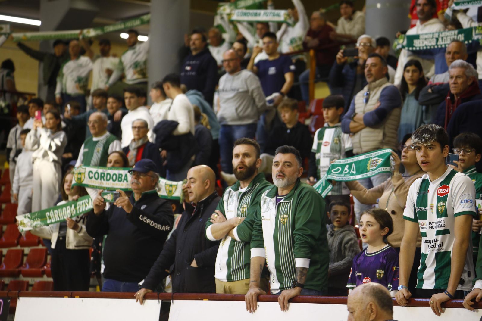 Las mejores fotos del ambiente en Vista Alegre para el Córdoba Futsal - Noia