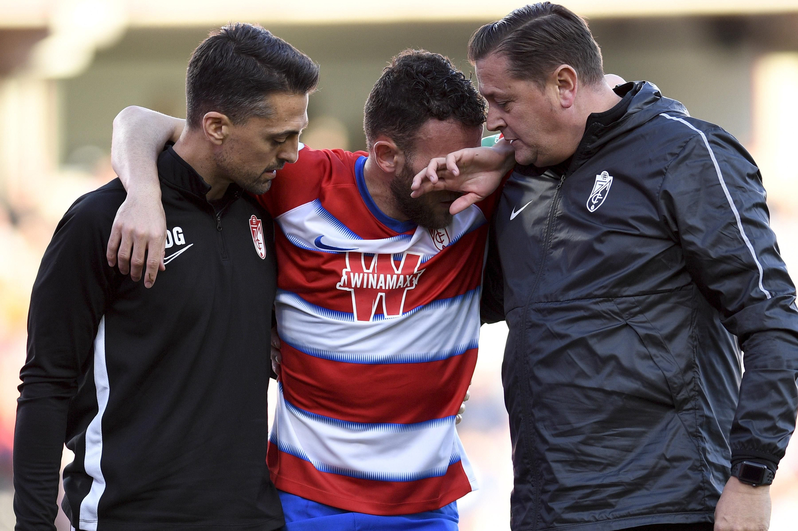 Momento en que Quini abandona dolorido el campo tras lesionarse