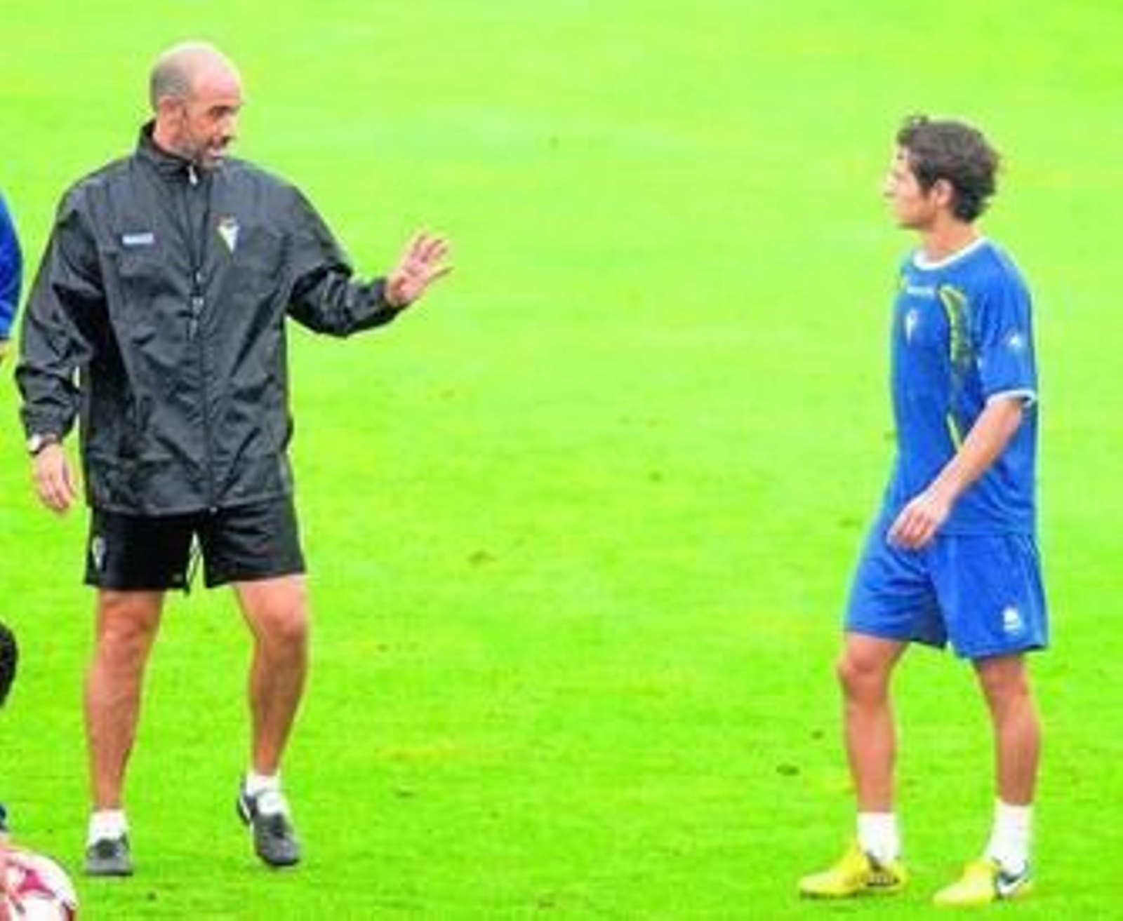 Monteagudo (i) se dirige a Pablo Sánchez en el transcurso de un entrenamiento.