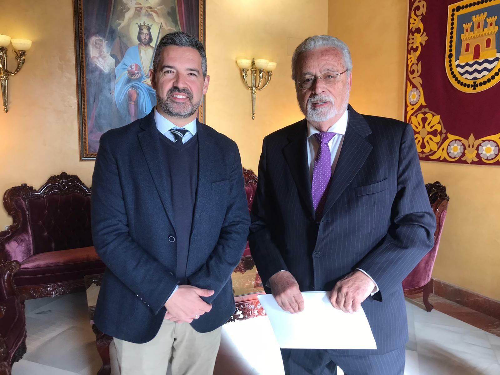 El alcalde de Rota, Javier Ruiz, y el Defensor del Pueblo Andaluz, Jesús Maeztu, esta mañana en el Ayuntamiento.