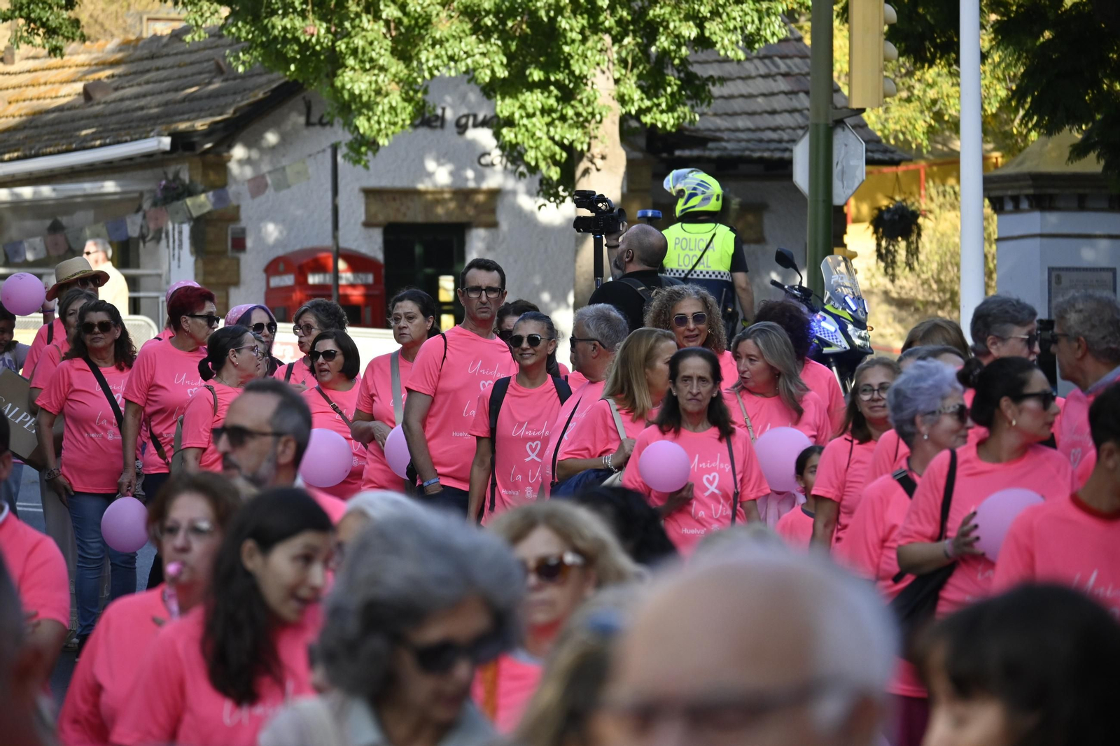 Cadena humana del día internacional del cáncer de mama
