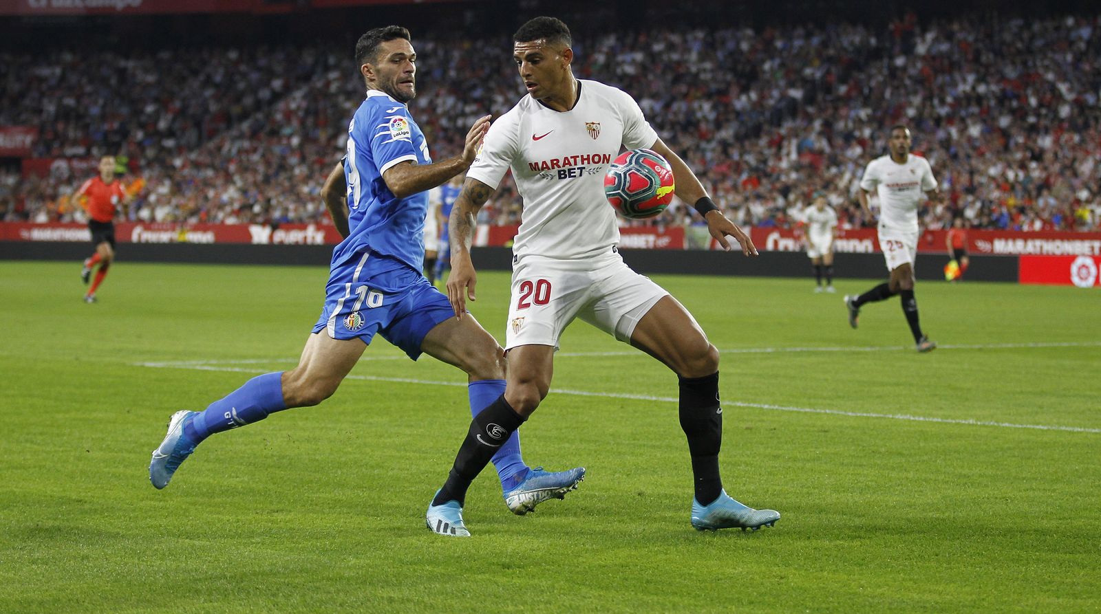 Diego Carlos defiende el 'invisible' balón ante el acoso de Jorge Molina.