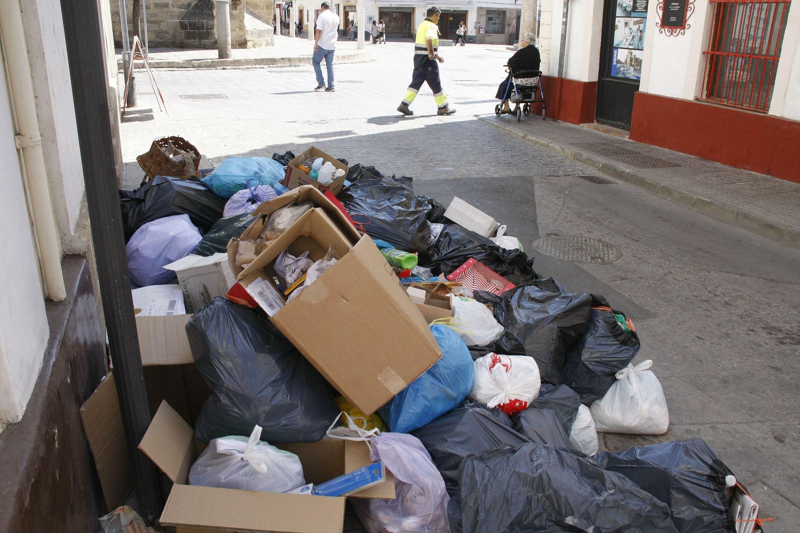 Acumulación de basura en las calles de El Puerto.