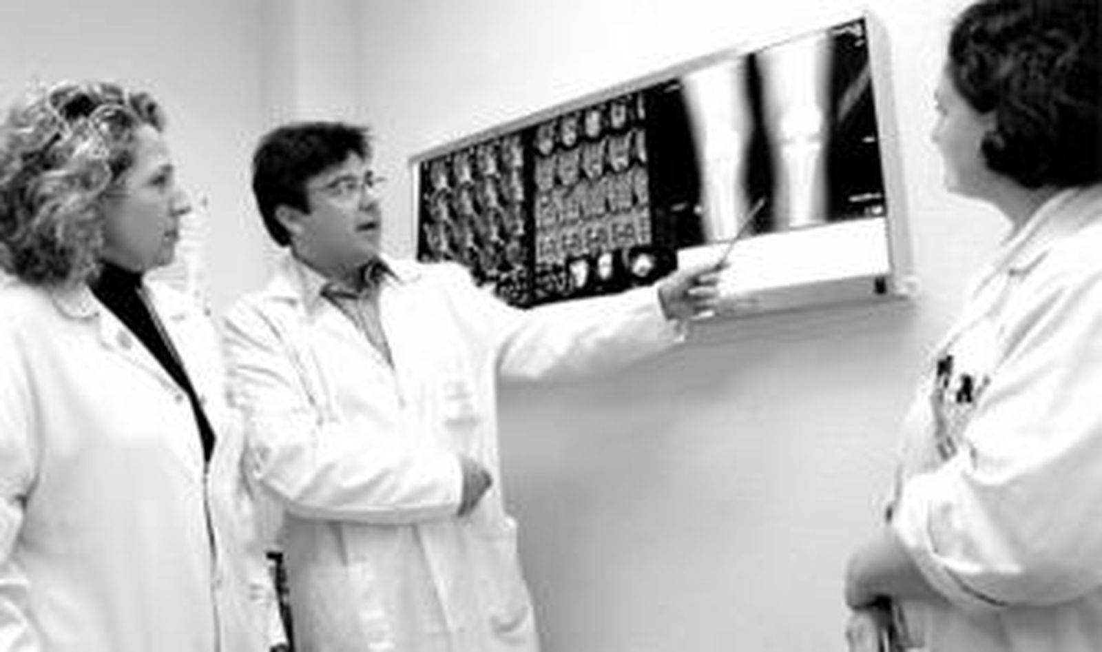 Elvira Montañés (izquierda), Pedro Huertas y Sofía Irízar, miembros de la sección de rodilla del Clínico, analizan un caso.