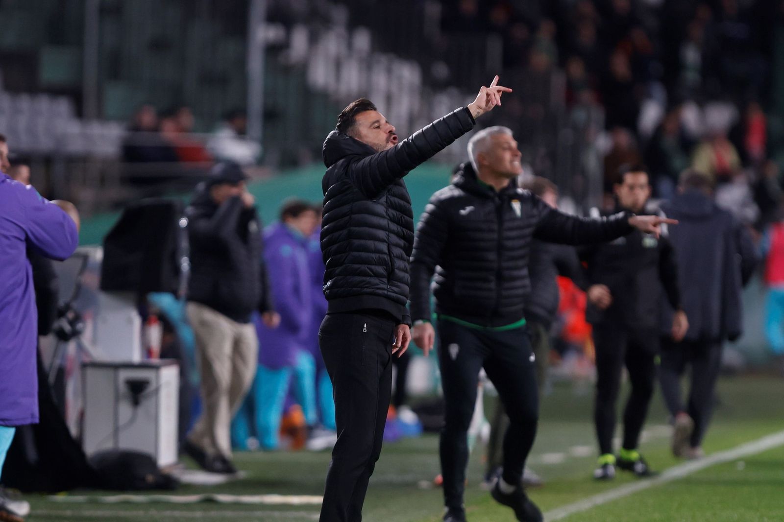 Iván Ania da órdenes durante un lance del partido.