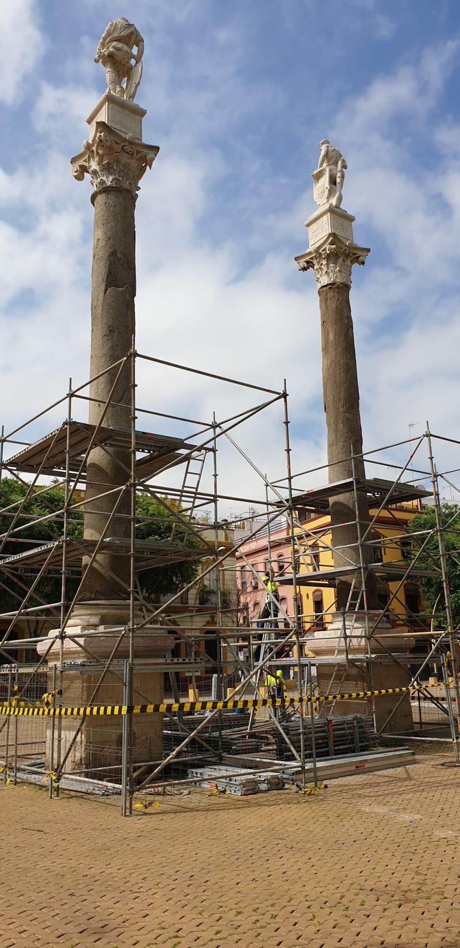 Los andamios colocados en las columnas para su restauración.
