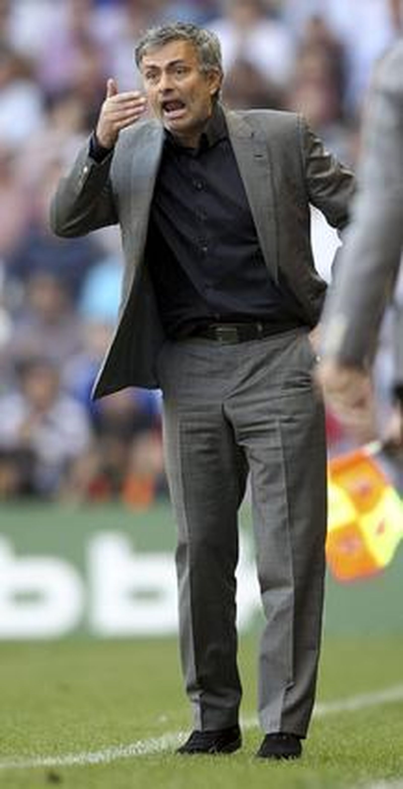 Mourinho da órdenes desde la banda.

Foto: efe