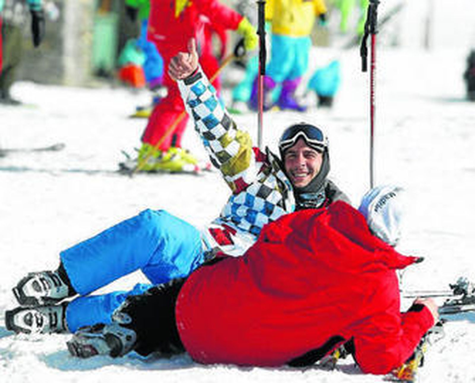 Dos jóvenes disfrutando de la nieve en el mismo día que se inició la temporada 2013-2014.
