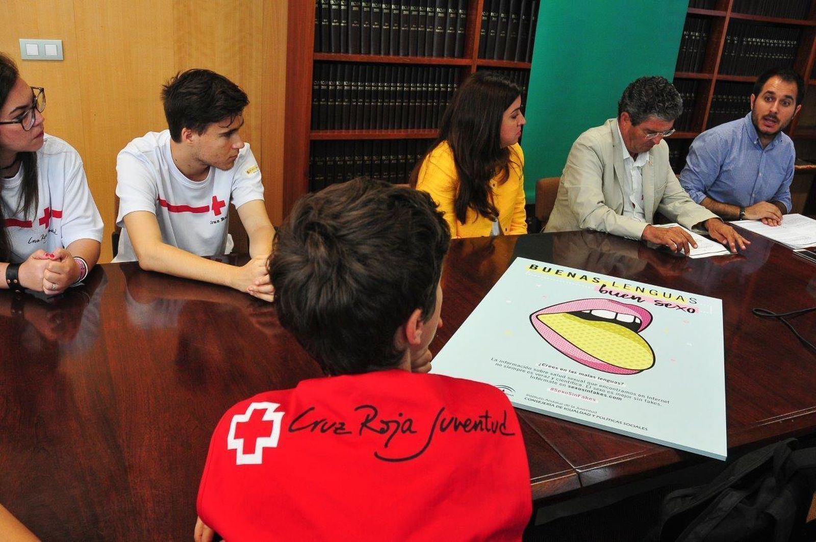 Francisco Pizarro (d), Manuel Herrera, Mila Gordillo y jóvenes de Cruz Roja, ayer en la rueda de prensa en Cádiz.