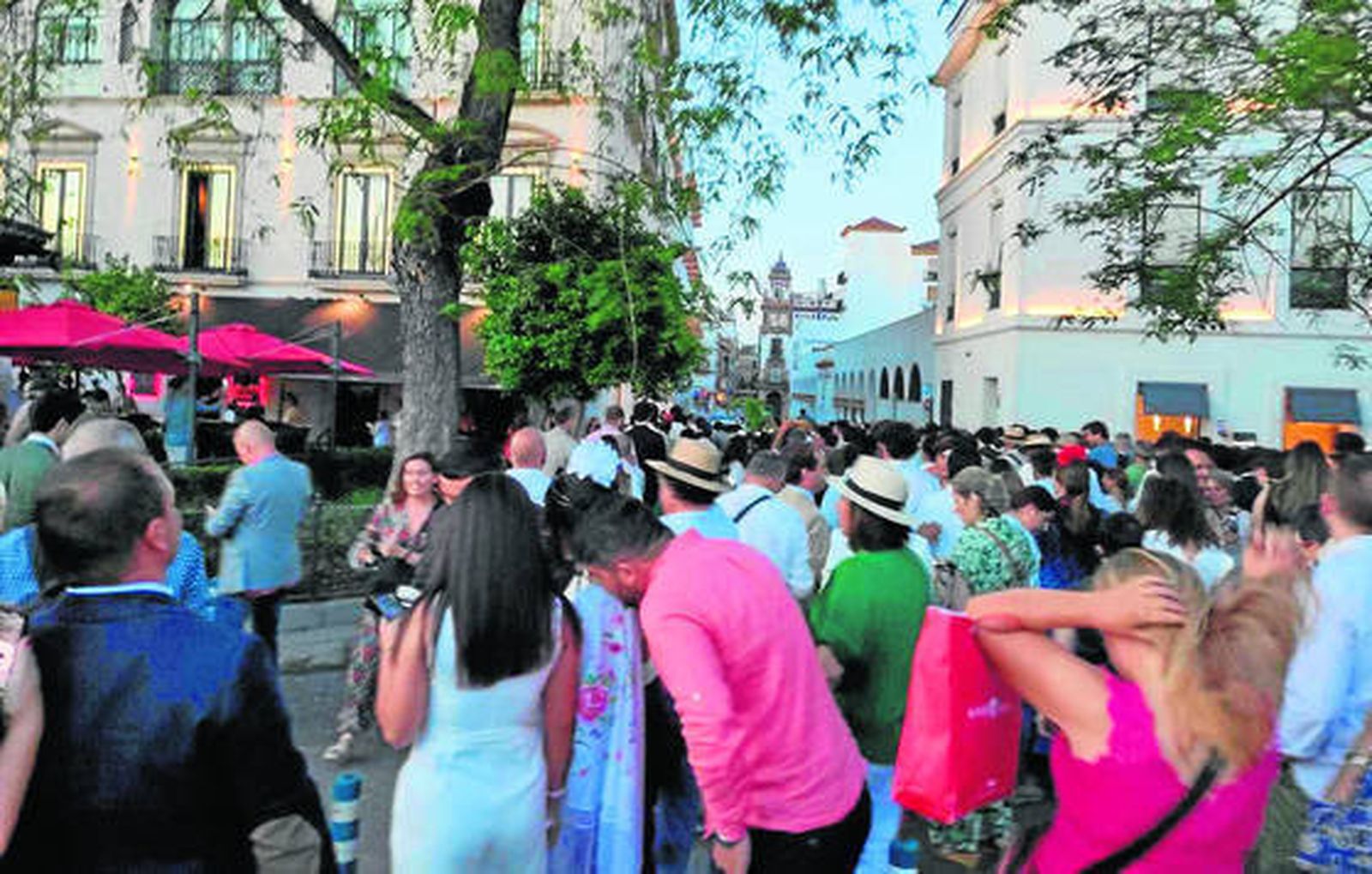 El público arremolinado durante el traslado de Morante de la Puebla desde la Puerta del Príncipe al hotel Colón.