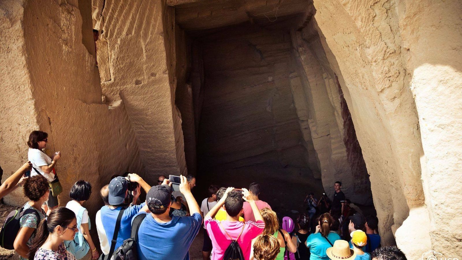 Un grupo de personas frente a la entrada de una de las canteras