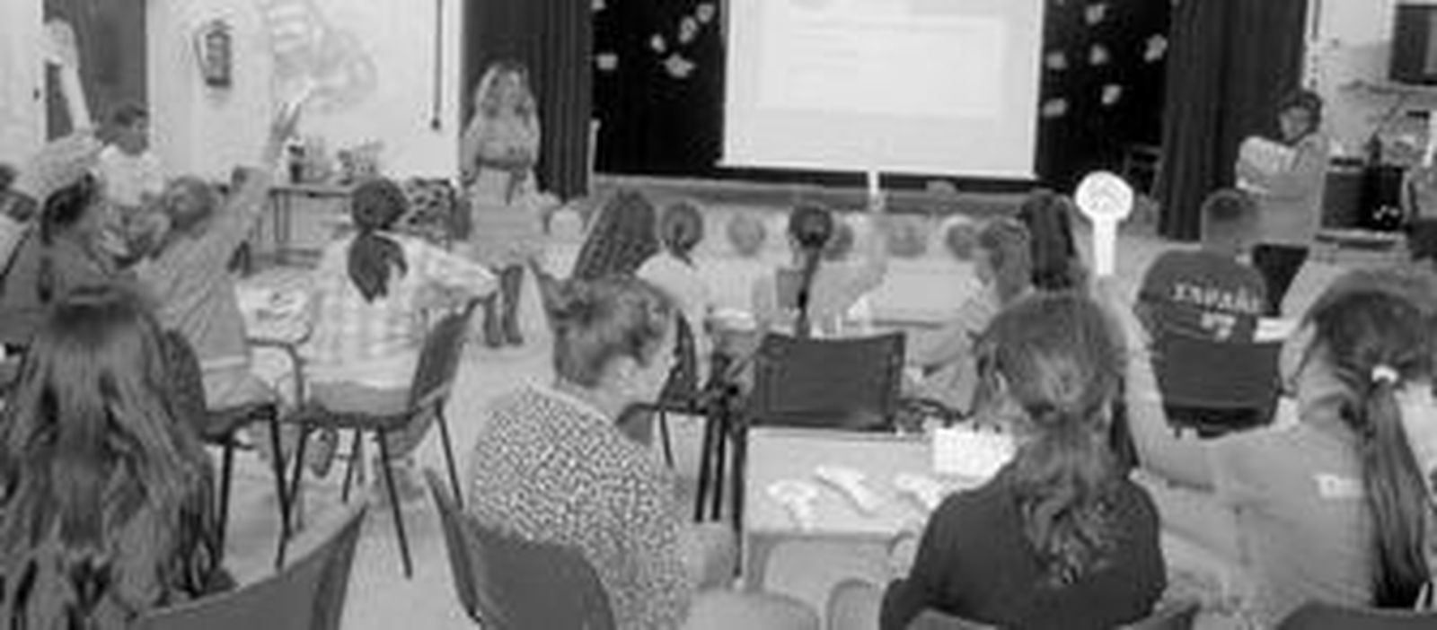 Clase de lengua, cultura y civilización rumana en un colegio de Huelva.