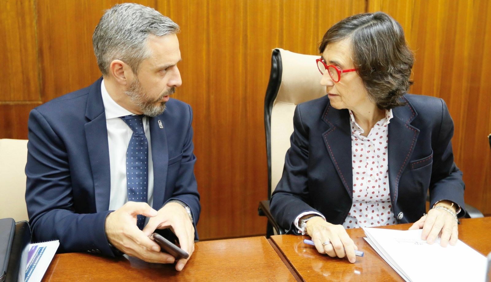 Juan Bravo y Rosa Aguilar en la comisión de Hacienda del Parlamento.
