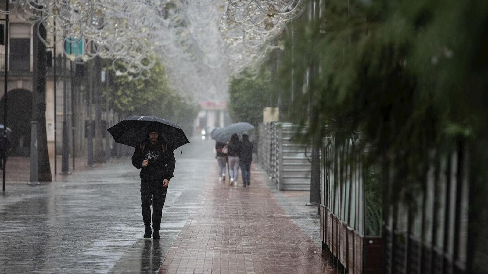 Huelva despide a los Reyes con lluvia y frío