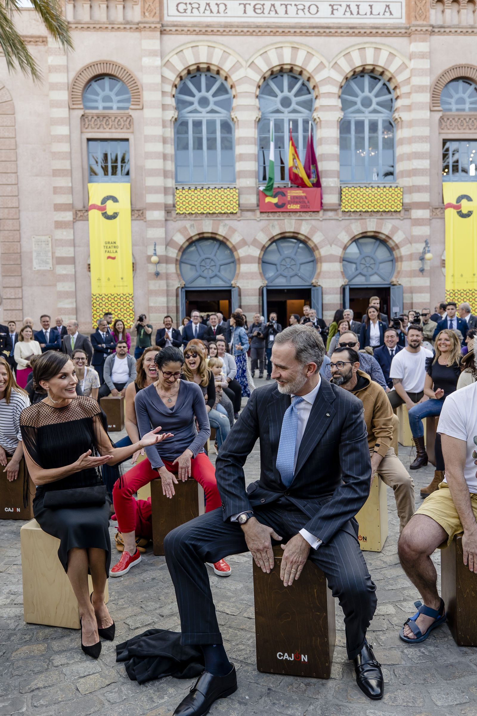 Las imágenes del Rey tocando el cajón en el Congreso de la Lengua de Cádiz