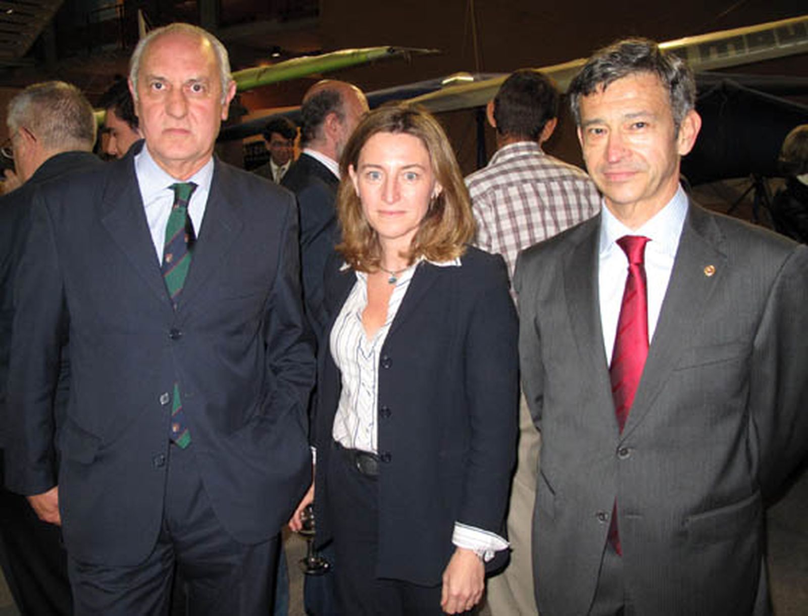 Rafael Cornejo, director de Relaciones Institucionales de Airbus Military en Andalucía; Beatriz Real (Sevilla Global) y el catedrático de la ETSI Carlos Gómez Camacho.

Foto: Victoria Ramírez