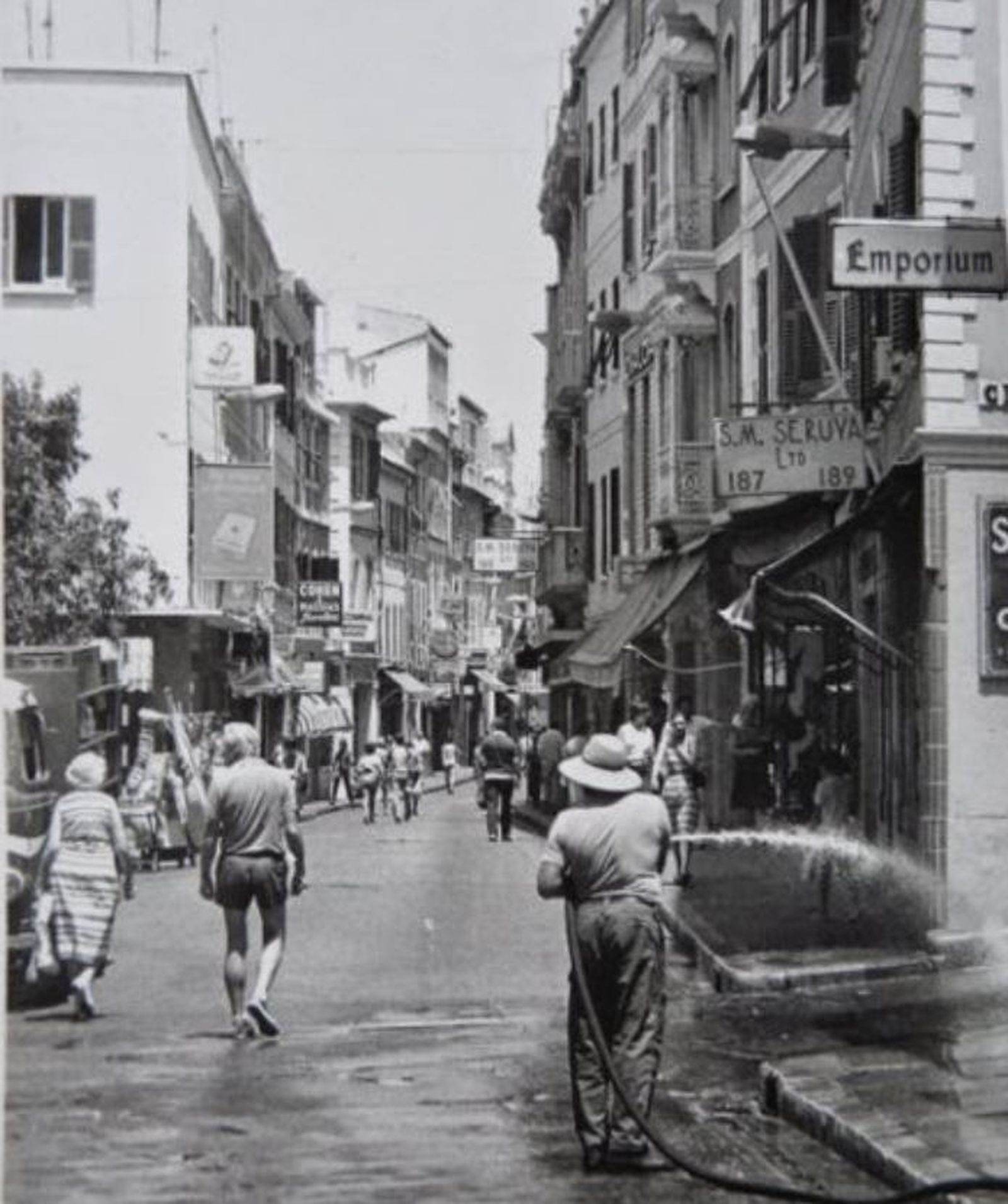 Gibraltar, calle Real. El Emporium.