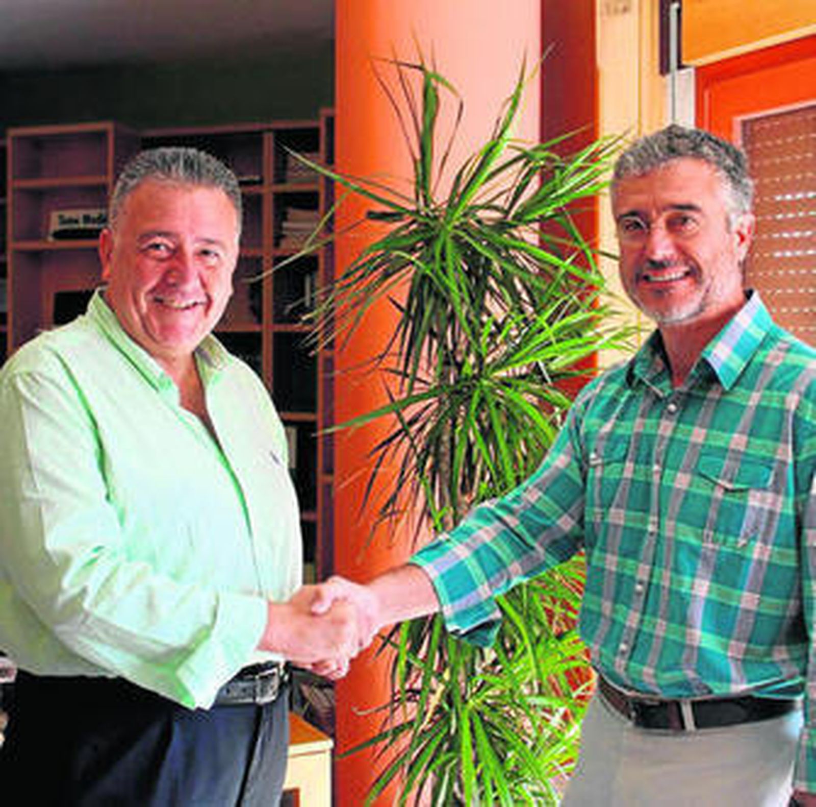 El delegado provincial de Asisa, José Tara, y el gerente de Coexphal, Juan Colomina, firmaron el convenio.