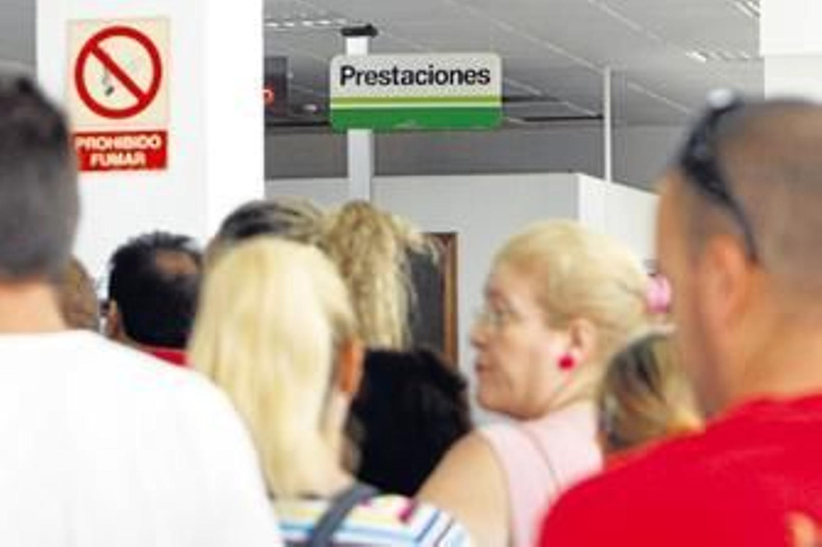 Imagen de archivo de una oficina del Servicio Andaluz de Empleo, con la zona habilitada para la tramitación de las prestaciones. /Sonia Ramos