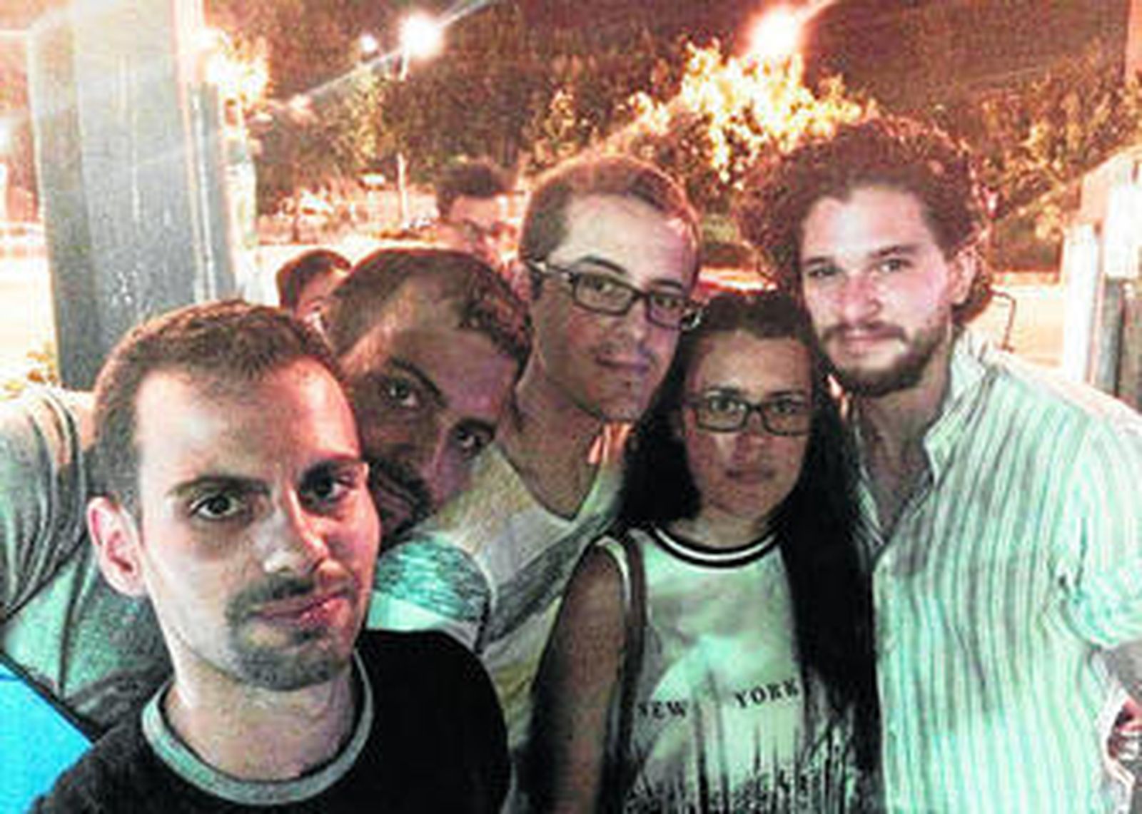 Kit Harington acompañado de varios jóvenes en la zona de Villablanca durante el fin de semana.