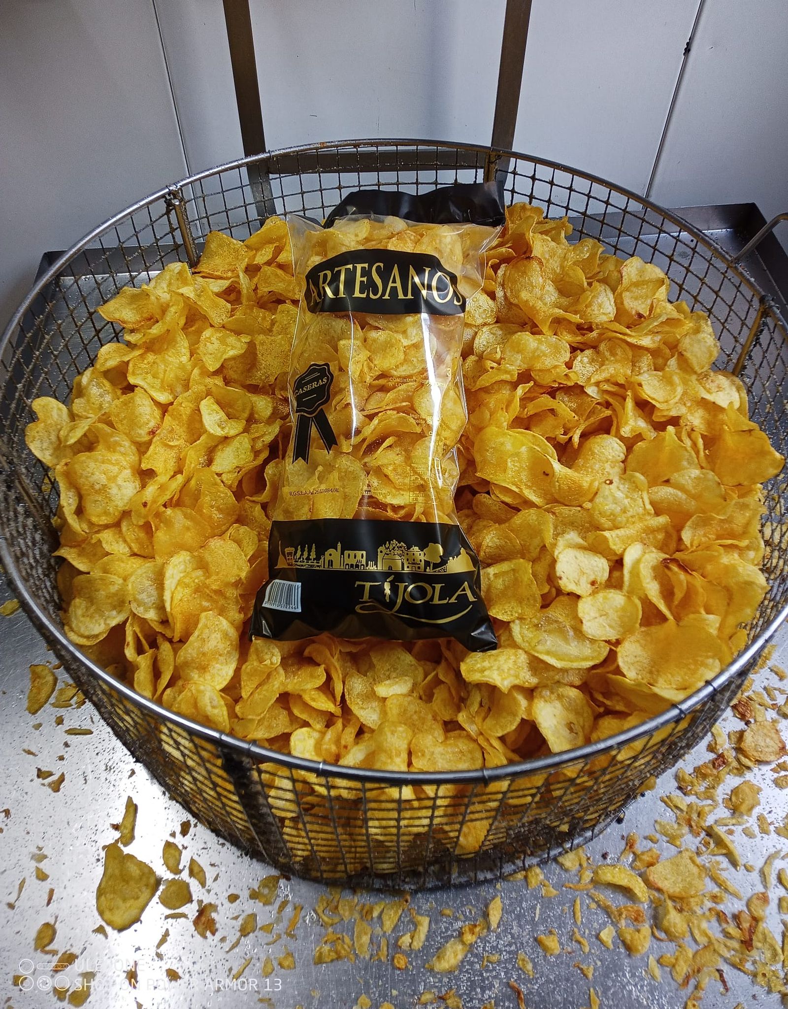 Las patatas fritas de Artesanos Tíjola es el aperitivo que no falta en los entrantes de los días más especiales donde todo gira alrededor de la gastronomía