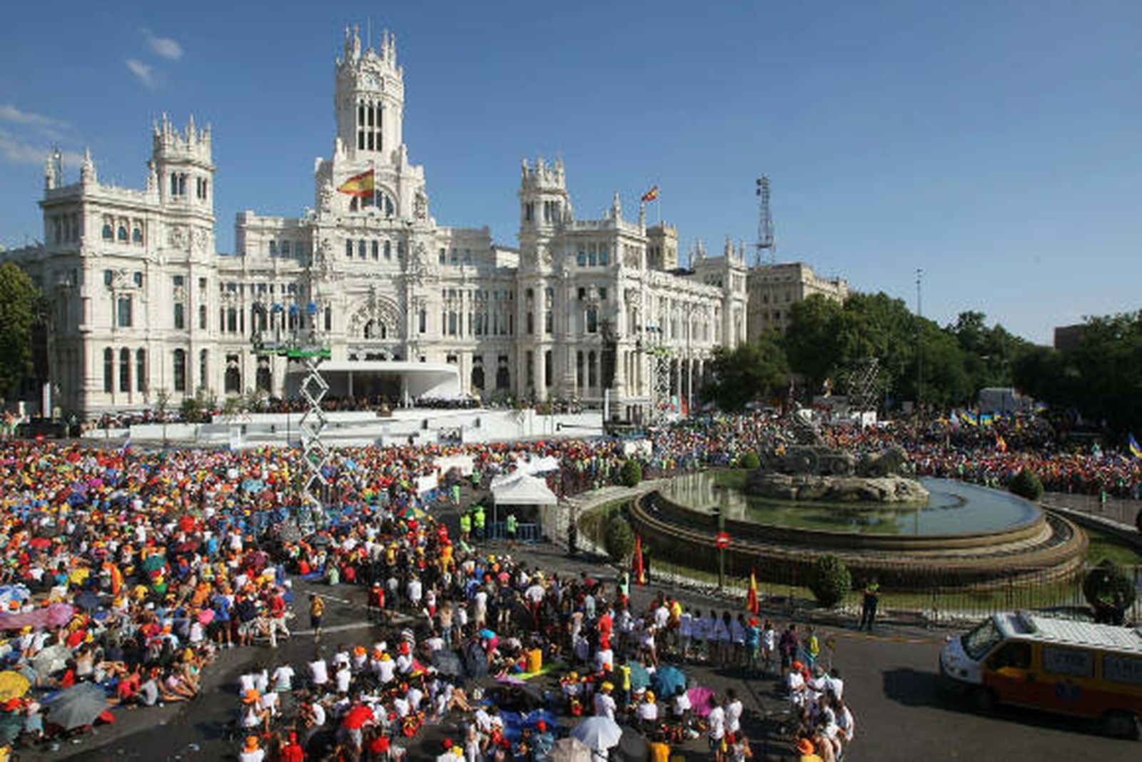 Unas 200.000 personas asisten en Cibeles al acto religioso del Camino Neocatecumenal