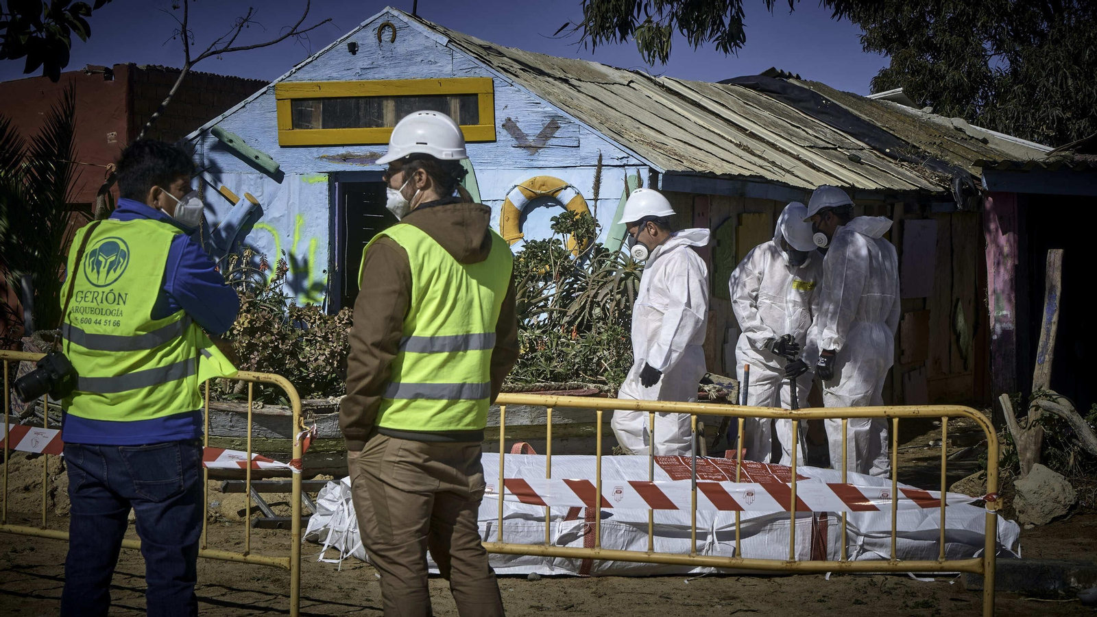 Derribos de las casetas de pescadores en la playa de La Casería