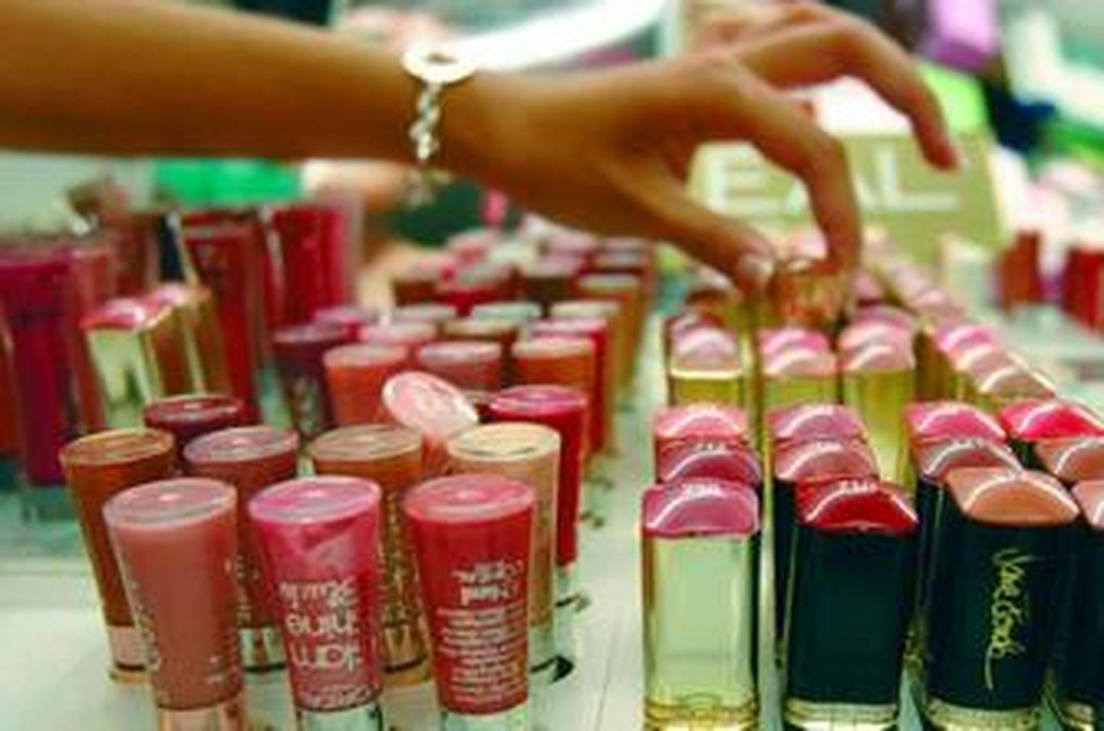 Los pintalabios han aumentado las ventas durante el primer semestre de 2008.