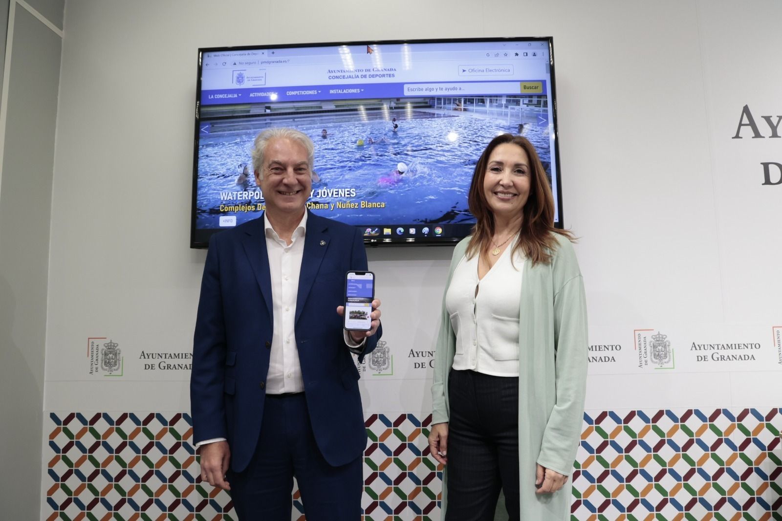 El concejal de Deportes posa con la web de fondo.