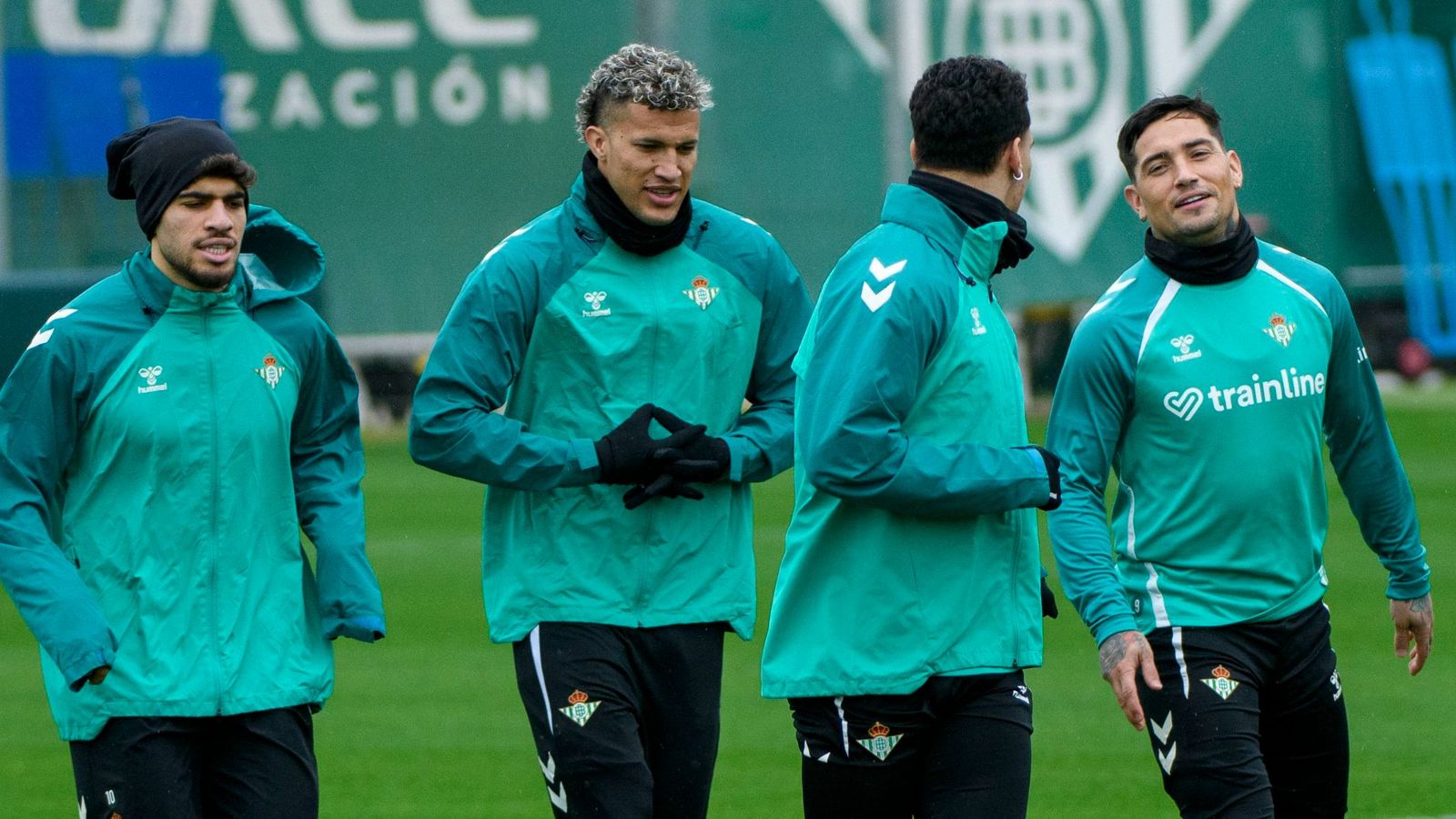 Deossa, en el centro, en un entrenamiento junto a Abde, Antony y Chimy Ávila.