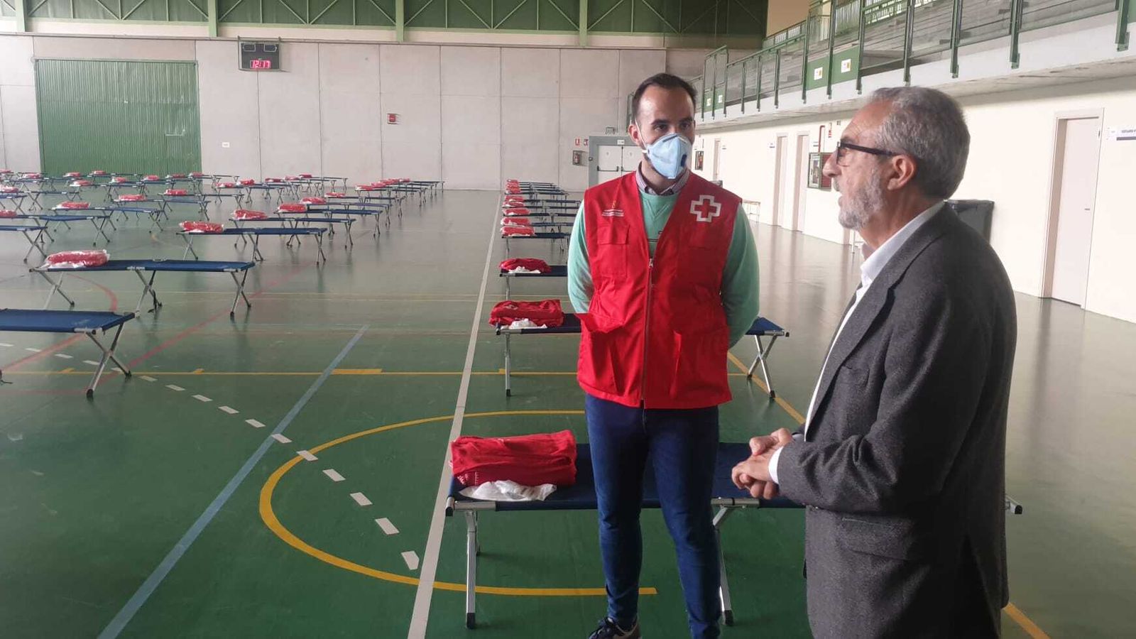 Juan Manuel Flores supervisa uno de los dispositivos montados para atender a la población en un polideportivo.