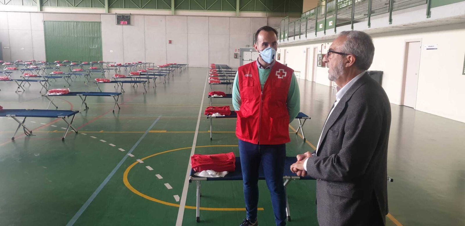 Juan Manuel Flores supervisa uno de los dispositivos montados para atender a la población con la ayuda de Cruz Roja.