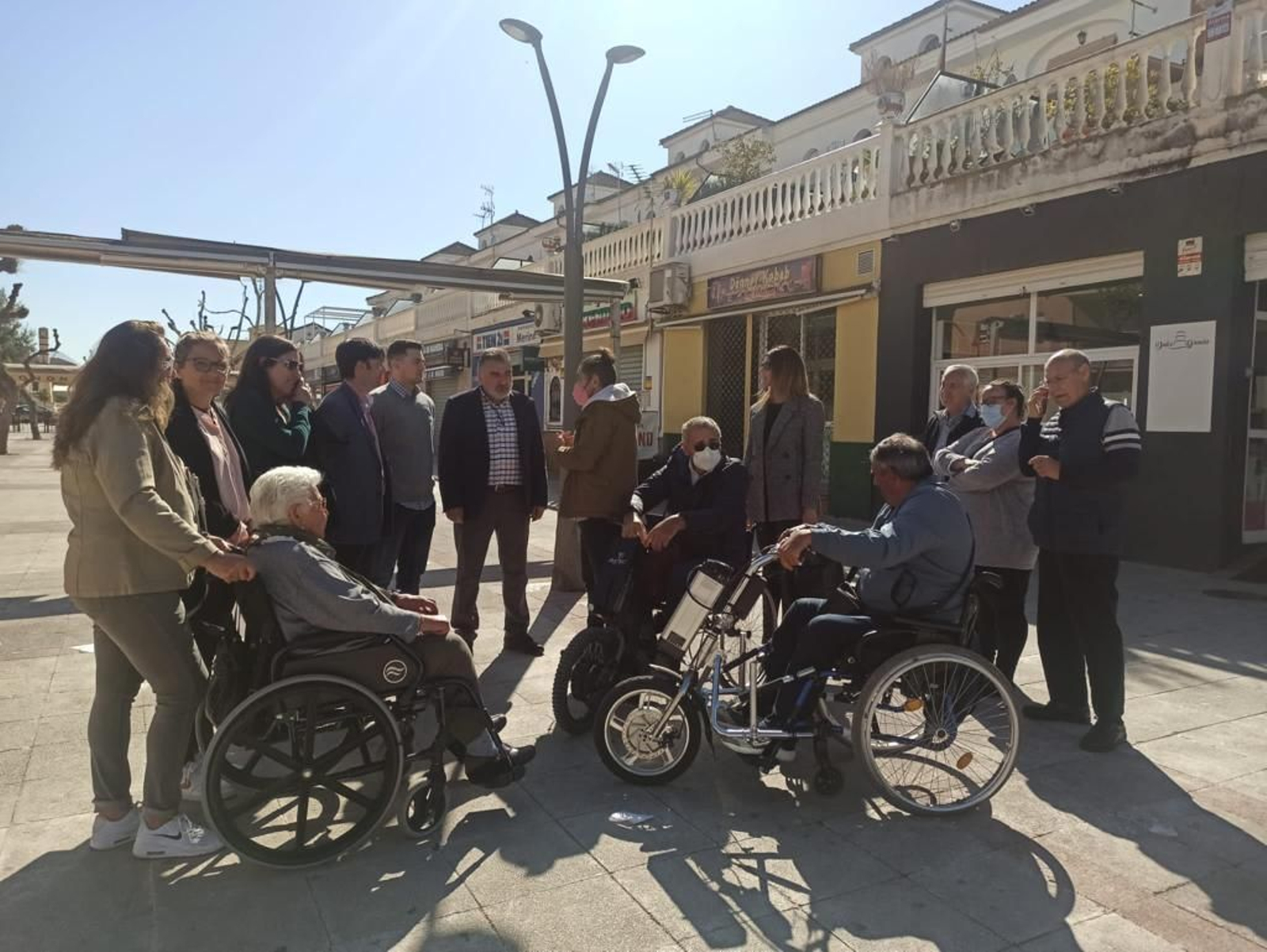 Encuentro de concejales del PP de Santa Fe con personas con movilidad reducida de la localidad