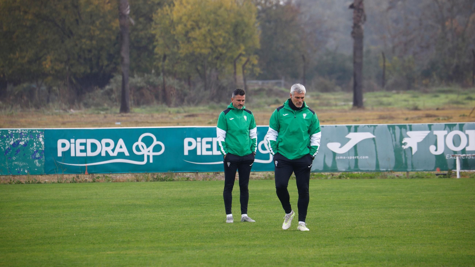 Iván Ania dialoga con César Negredo durante un entrenamiento.