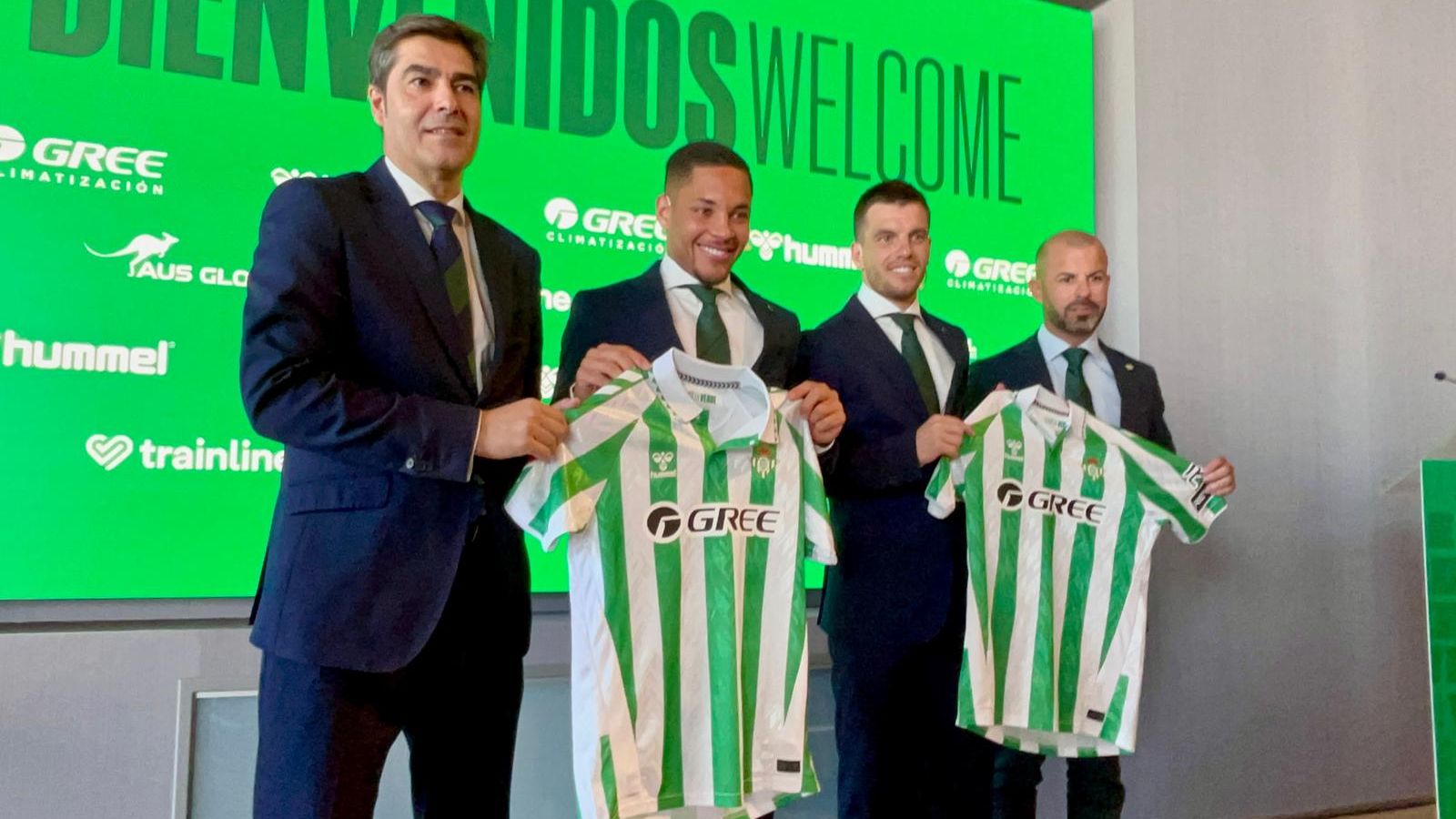 Lo Celso y Vitor Roque, junto a Ángel Haro y Manu Fajardo.