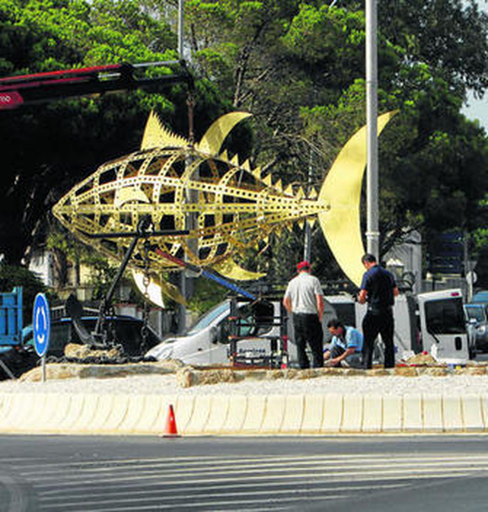 La escultura, frente del centro de salud de Los Gallos, será inaugurada hoy al mediodía.