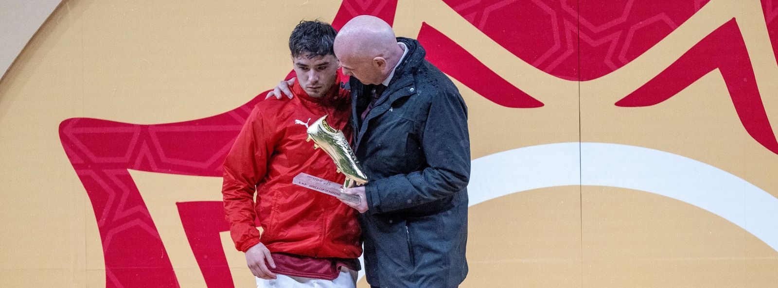 Gianni Infantino, presidente de la FIFA, consuela a Brahim Díaz mientras le entrega la bota de oro como máximo goleador.
