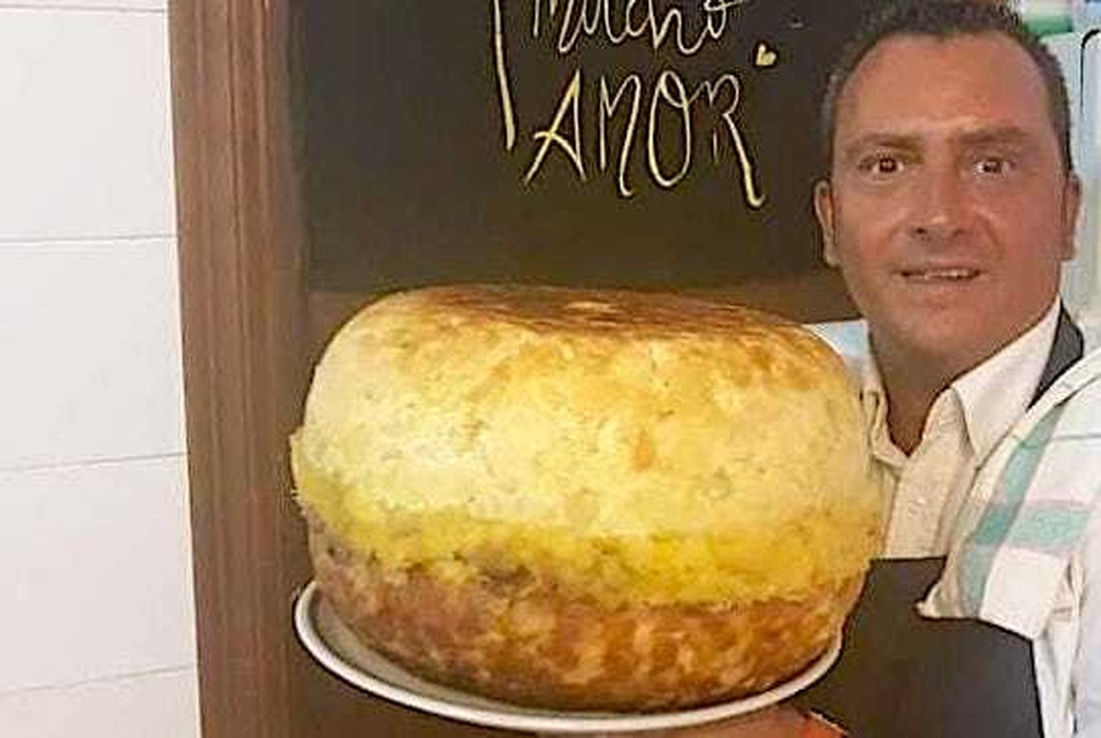 El chef de Huelva que hace las tortillas más grandes y uno de los mejores rabos de toro