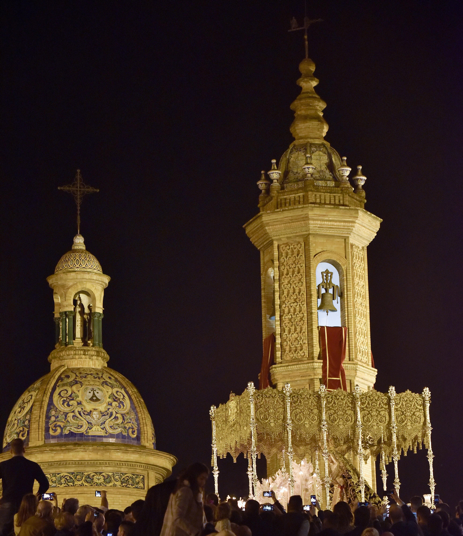 El regreso de la Esperanza de Triana, en imágenes