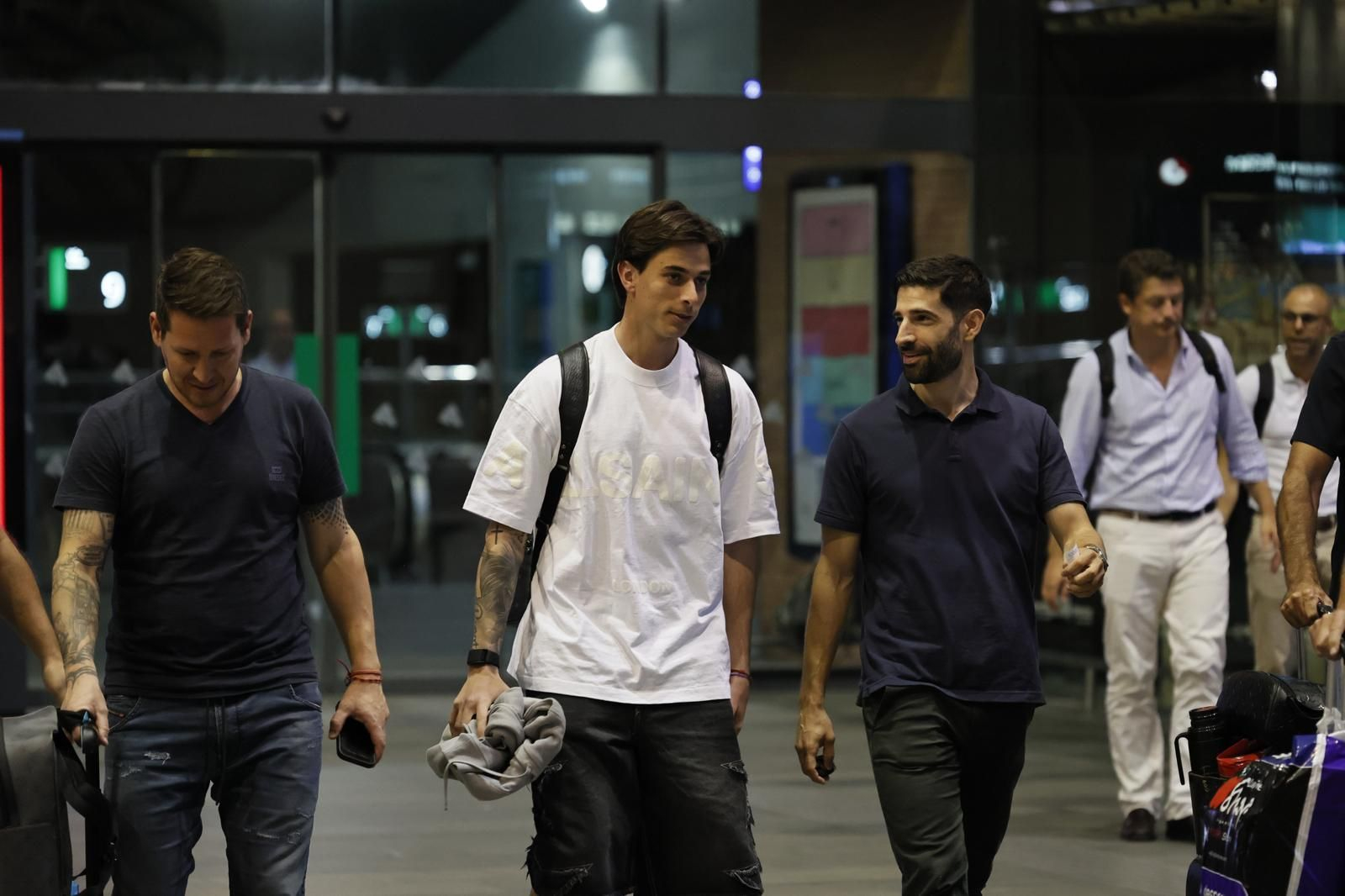 Valentín Gómez es recibido por Álvaro Ladrón de Guevara, secretario técnico del Betis, a su llegada a Santa Justa.
