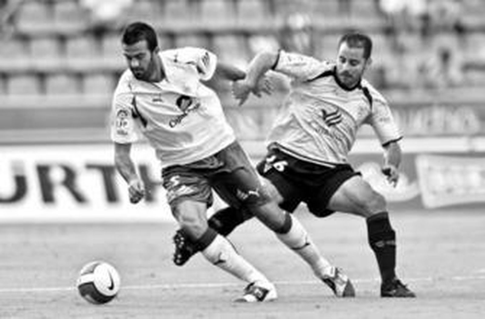 Ito trata de arrebatar el balón a Manolo Martínez durante la última visita liguera a Tenerife.