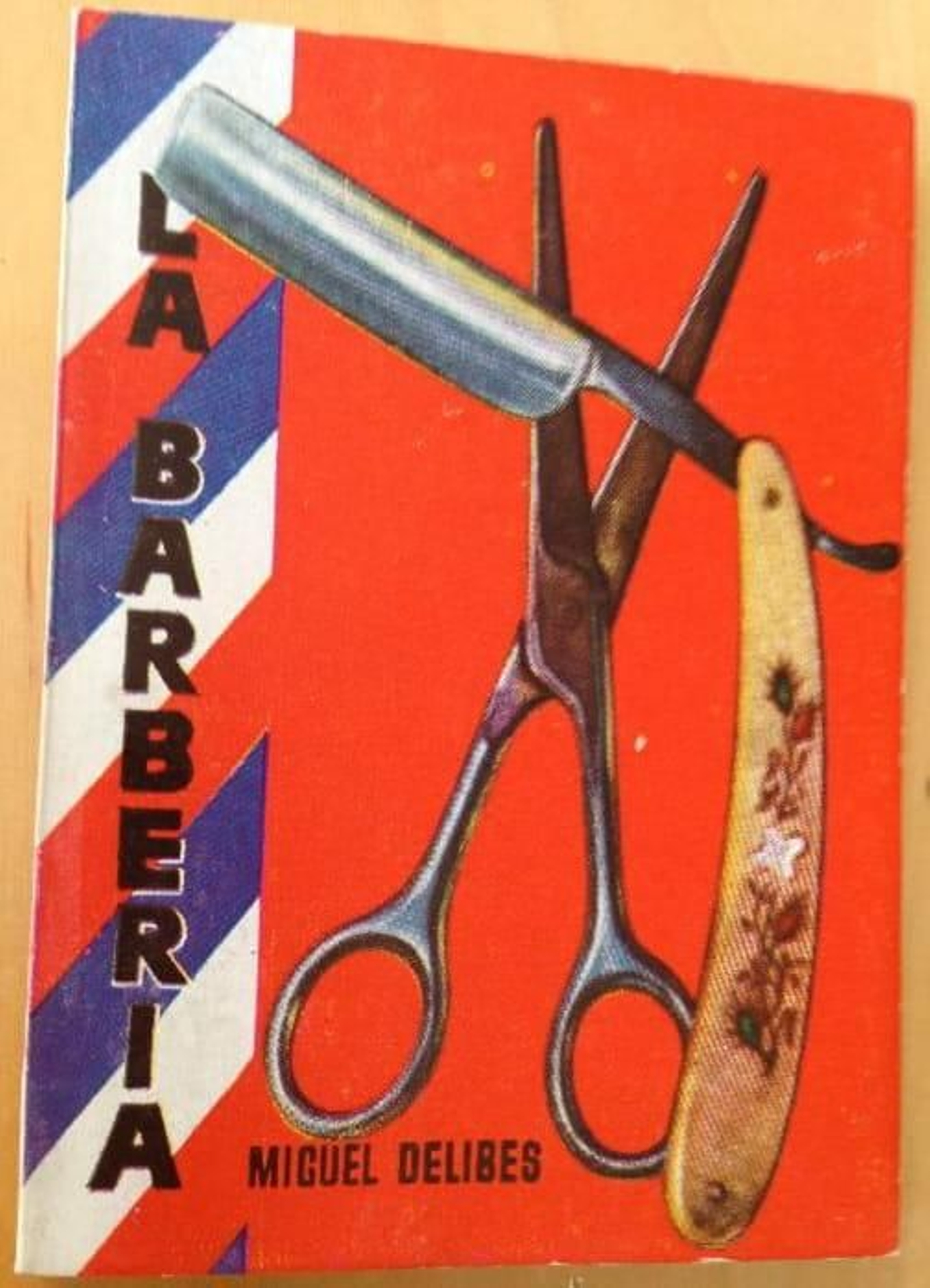 "La barbería", el ejemplar de la obra de Miguel Delibes.