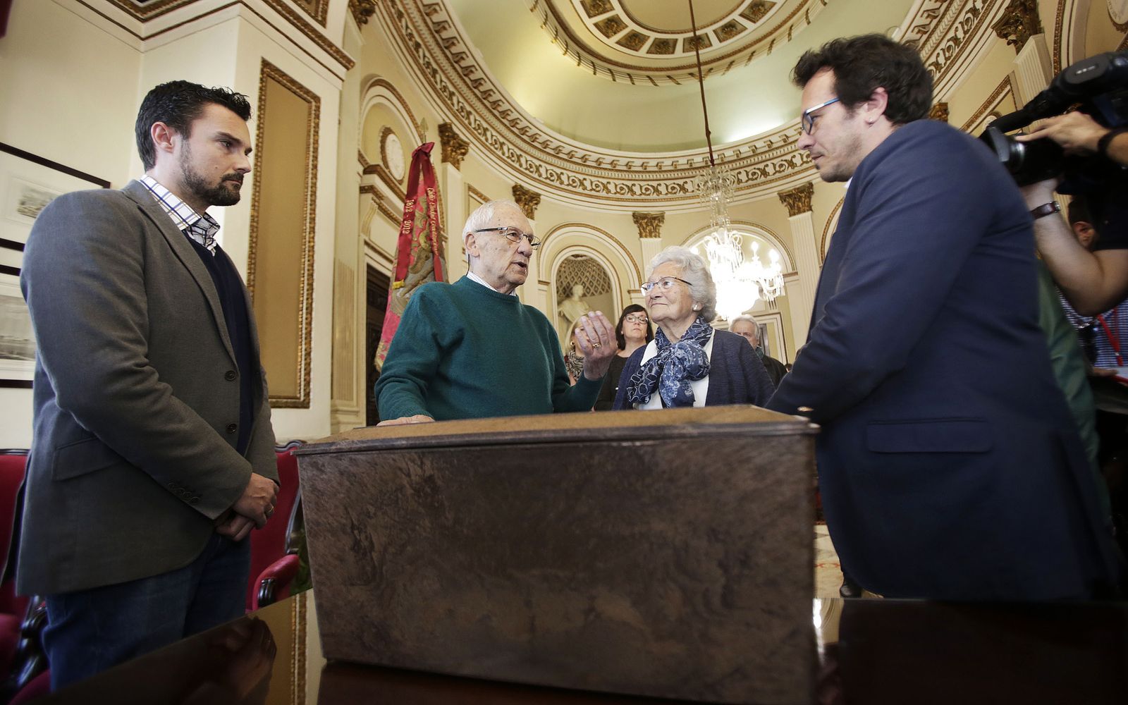 Martín Vila y el alcalde charlan con los hijos de Alfonso López Quera.