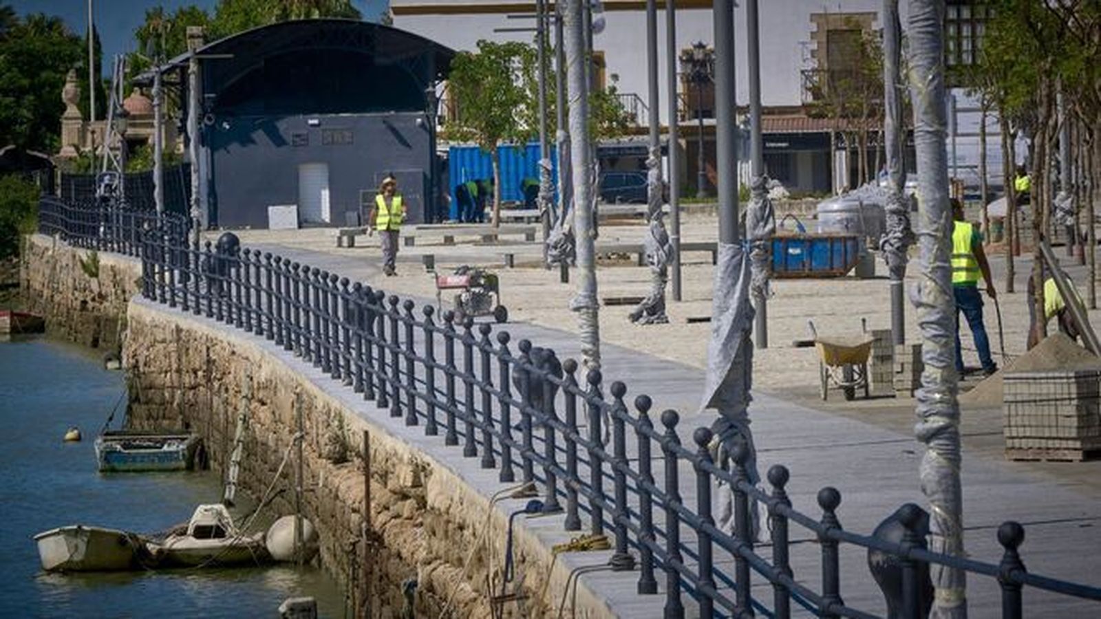 El arreglo del paramento del antiguo muelle de piedra del río se realiza como complemento al Paseo Fluvial.